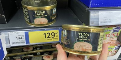 Konzervovaný tuňák v supermarektu