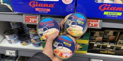 Konzervované tuňákové saláty v supermarketu