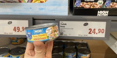 Konzervovaný tuňák v supermarketu