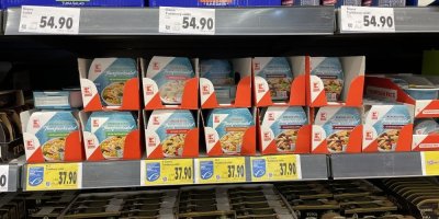 Tuňáci v konzervě v supermarketu
