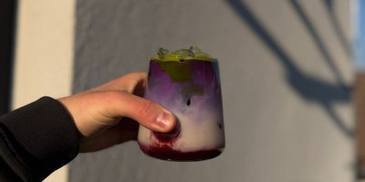 Ruka držící nápoj ve sklenici