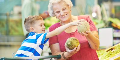 Starší žena s vnukem nakupují v supermarketu