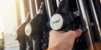Muž drží čerpací trysku diesel 