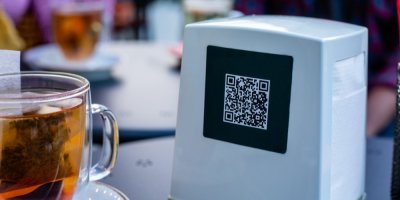 QR kód na stole vedle sklenice čaje
