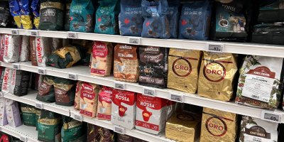 Káva v regálu obchodu