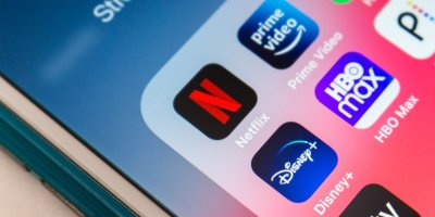 Ikony streamovacích služeb na displeji mobilního telefonu