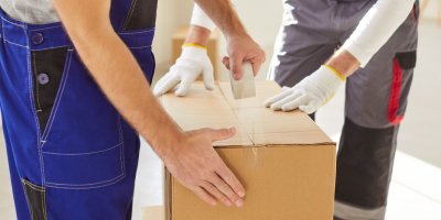 Dva muži balí krabici