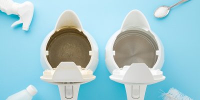 Znečištěná a čistá varná konvice, čisticí prostředky