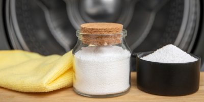 Kyselina citronová a hadřík, v pozadí buben pračky