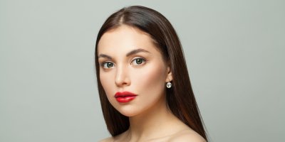 Žena s červenou rtěnkou