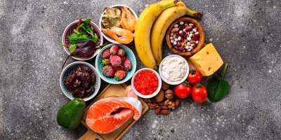 Losos, avokádo, banány, sýr, rajčata, ořechy, krevety, jahody, fazole, salát