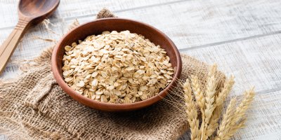 Ovesné vločky v misce, klasy ovsa