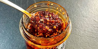 Chilli olej ve skleničce