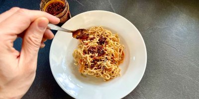 Chilli olej na nudlích