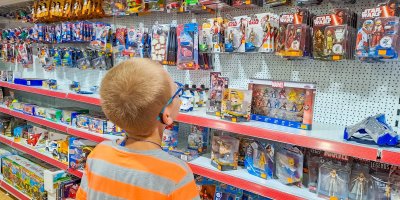 Chlapec si vybírá hračky v obchodě