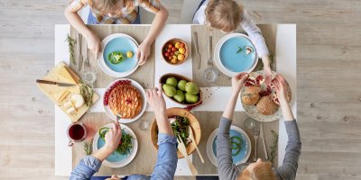 Stůl s jídlem a lidmi vyfocený svrchu