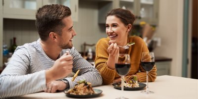 Mladý pár na večeři