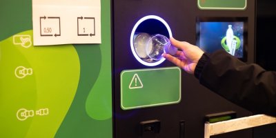 Vkládání vratné PET lahve do automatu