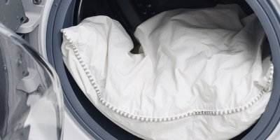 Bílá lůžkovina uvnitř pračky