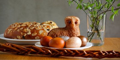 Velikonoční beránek, mazanec, vajíčka a pomlázka