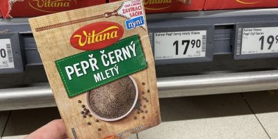 Sáček mletého černého pepře v supermarketu