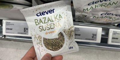 Sáček sušené bazalky v supermarketu