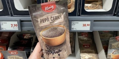 Sáček mletého černého pepře v supermarketu
