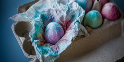 Abstraktně barvená vejce