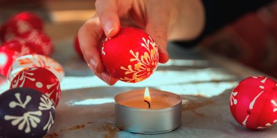 Barvené vejce nad svíčkou