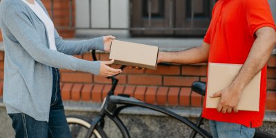 Dva lidé si předávají balíček