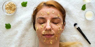 Žena má na obličeji domácí masku z ovesných vloček