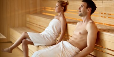 Muž a žena relaxují ve finské sauně