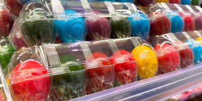 Barevná vejce v supermarketu