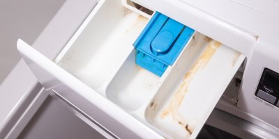 Špinavé přihrádky na prací prostředky