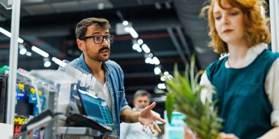 Nepříjemný zákazník u pokladny v obchodě