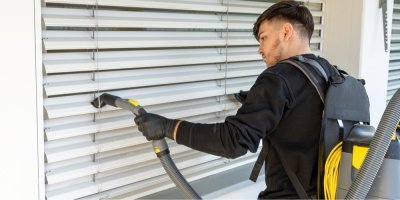 Profesionál čistí žaluzie