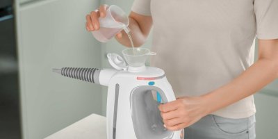 Parní čistič Sencor SSC 3510WH AQUINO umožňuje průběžné doplňování vody i kombinaci páry s čisticím prostředkem