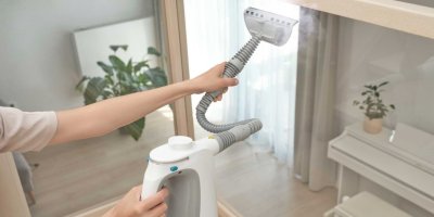 Některé ruční parní čističe navíc nabízejí i speciální stěrkový nástavec přímo na okna a možnost přidat malé množství čisticího prostředku přímo do proudu páry, což může pomoct hlavně u odolnější špíny. Například model Sencor SSC 3510WH AQUINO se nahřeje zhruba do půl minuty a zvládne kombinovat oba přístupy podle potřeby. 
