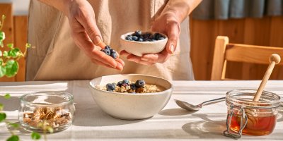 Sypání borůvek do kaše