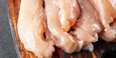 Plátky kuřecích prs na prkénku