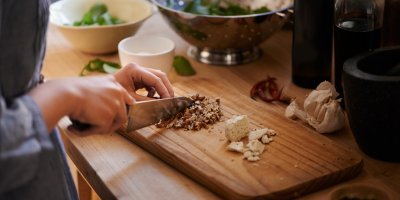 Žena krájí na dřevěném prkénku