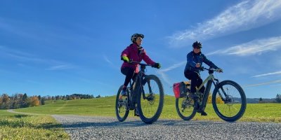 Starší pár jede na elektrokole