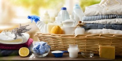 Prádlo v proutěném koši a kolem přírodní čisticí prostředky
