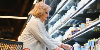 Seniorka nakupuje v supermarketu