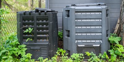 Dva plastové kompostéry