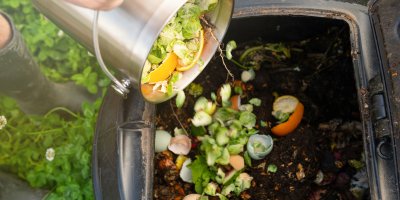 Sypání zbytků do kompostu