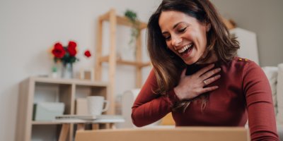 Žena je překvapená z dárku