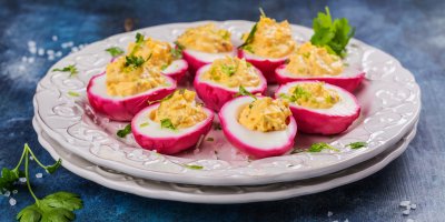 Vejce s fialovými okraji na talíři