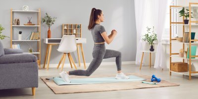Žena doma cvičí