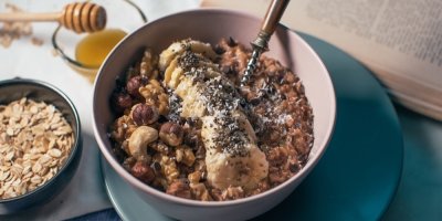 Celozrnné müsli a banán v misce